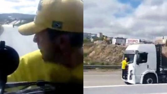 Video | Locura en Brasil: un camión arrastró varios kilómetros en el parabrisas a manifestante bolsonarista