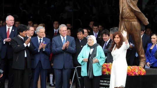 Retirarán estatua de Néstor Kirchner de la sede de Unasur en Ecuador para evitar “apología del delito”