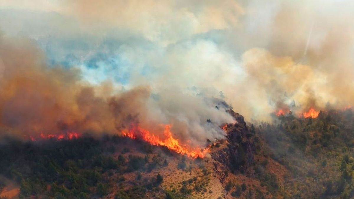 Mientras avanzan los incendios