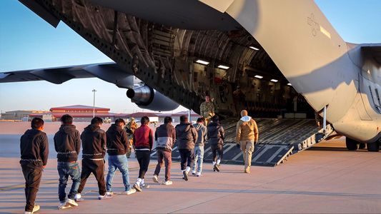 Con un enorme operativo, Trump puso en marcha una de sus principales promesas de campaña