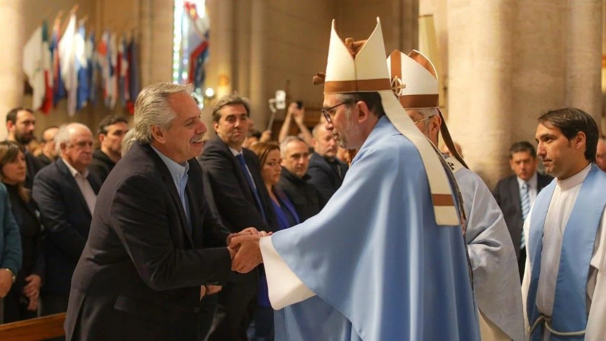 El presidente Alberto Fernández saluda a los obispos Gustavo Carrara y Jorge Eduardo Scheinig en la Basílica de Luján. (Foto: Télam)&nbsp;