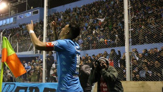 Sombrero de espaldas, amague y toque con clase: golazo de Matías Suárez en el triunfo de Belgrano ante Estudiantes