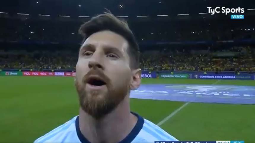 Ya se hizo costumbre: Messi volvió a cantar el himno en la previa ante Brasil