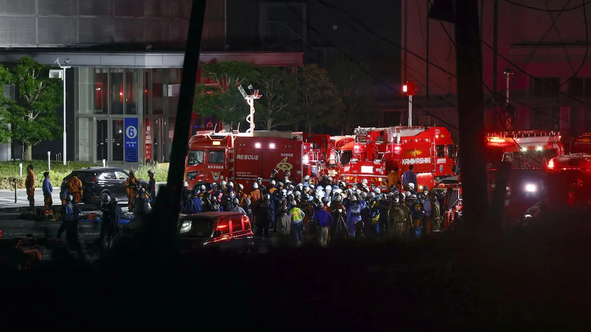 Equipos de rescate trabajan en el Aeon Mall de Kashima tras la explosión que siguió al terremoto. (Foto: Reuters)