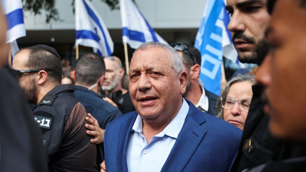 Los primeros sondeos a boca de urna otorgaron una ventaja ajustada al bloque opositor encabezado por el centrista Gadi Eisenkot. (Foto: Reuters).