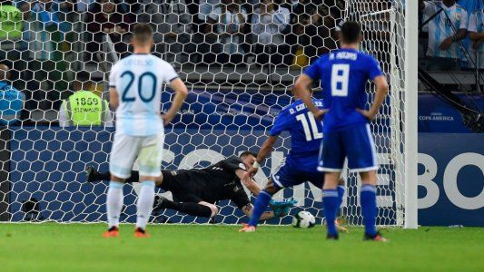 Armani fue el Armani de River y atajó el penal que deja con vida a Argentina