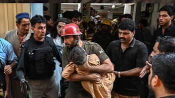 Se derrumbó el techo de una escuela en Pakistán con niños dentro y se desató una tragedia