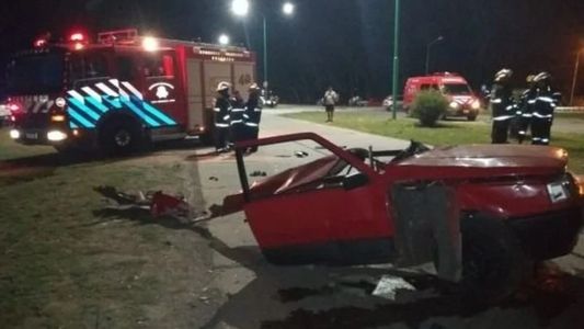 Accidente fatal en Ensenada: chocó contra una columna, partió su auto en dos y mató a una mujer