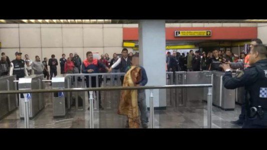 Entró al subte, gritó “¡me quieren ver morir!” y se cortó el cuello
