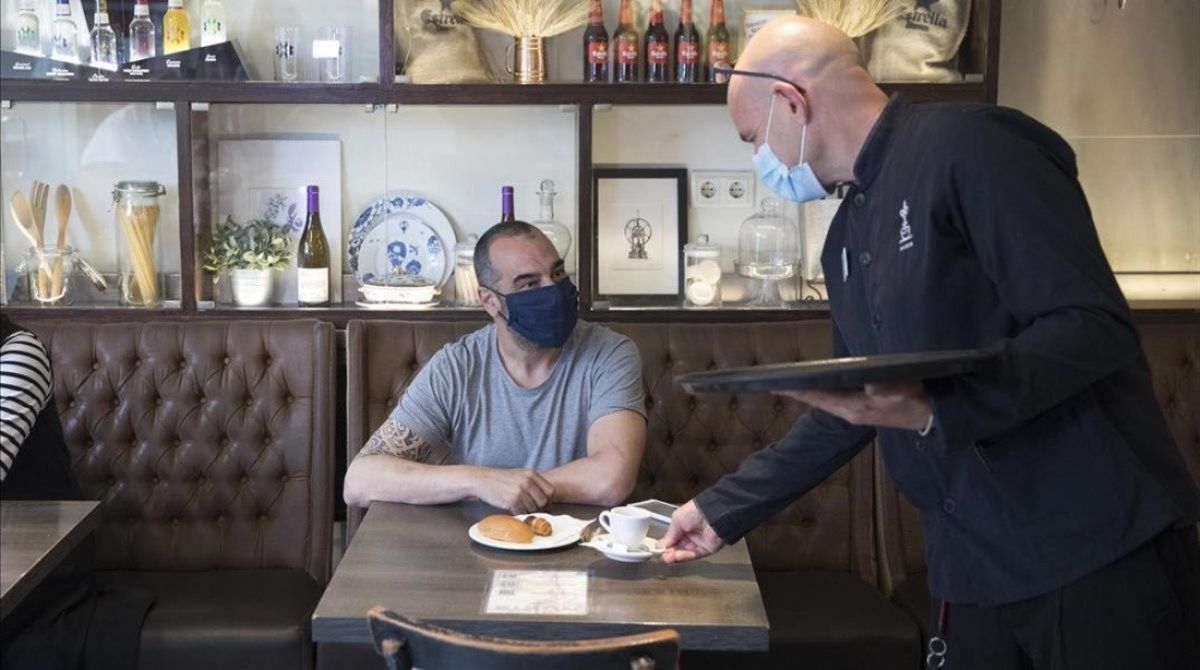 Los estadounidenses que se vacunen contra el Covid-19 ya no tendrán que llevar barbijos en espacios interiores.