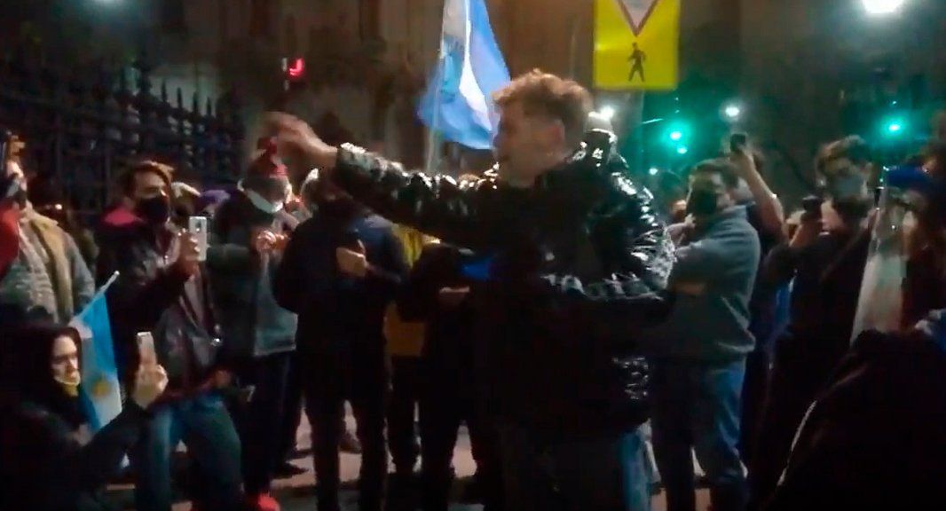 Alfredo Casero, en la puerta del Congreso: Esta porquería es una mentira que todos permitimos