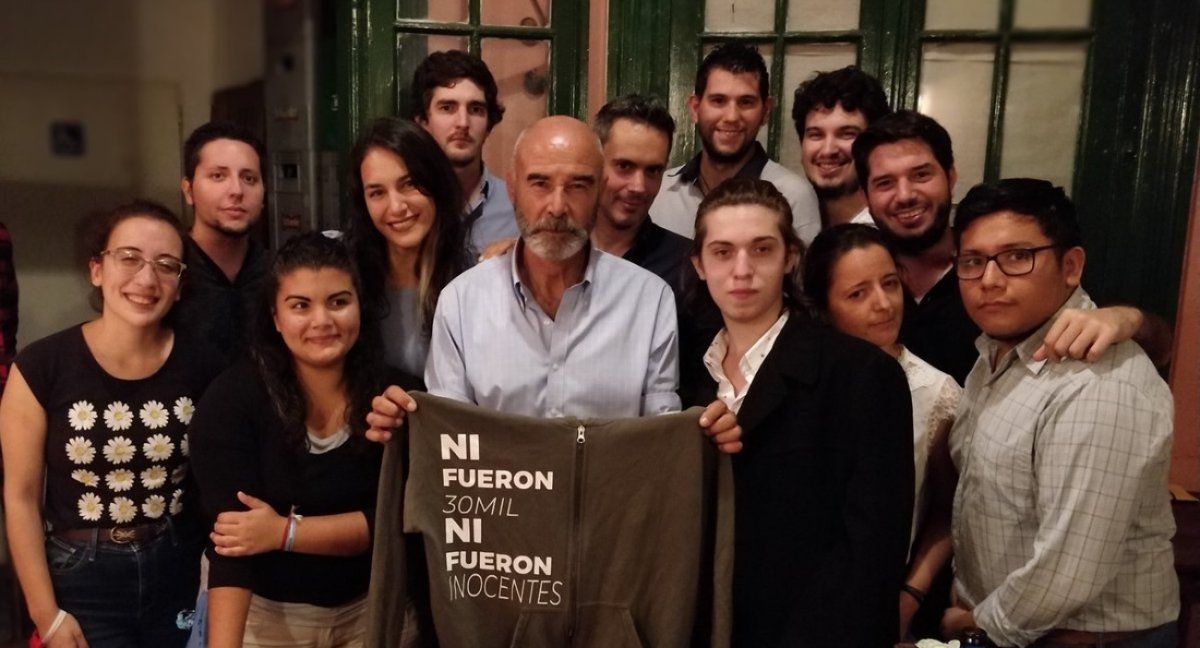 Gómez Centurión vende un buzo negacionista: No fueron 30 mil.
