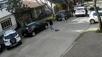 Uno de los momentos del intento de robo quedó registrado por una cámara de seguridad en Don Bosco. (Foto: captura) Uno de los momentos del intento de robo quedó registrado por una cámara de seguridad en Don Bosco. (Foto: captura)