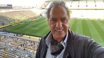 Tras suspender el partido, Daniel Scioli acompañó a la selección al aeropuerto para garantizar el regreso al país