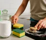 Bicarbonato, detergente y azúcar: la mezcla casera que gana lugar en la limpieza del hogar