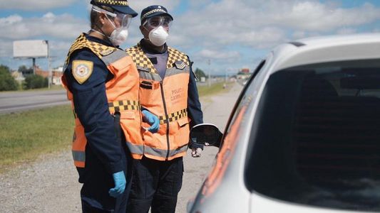 Se contagió de Covid-19 y le tosió en la cara a un policía