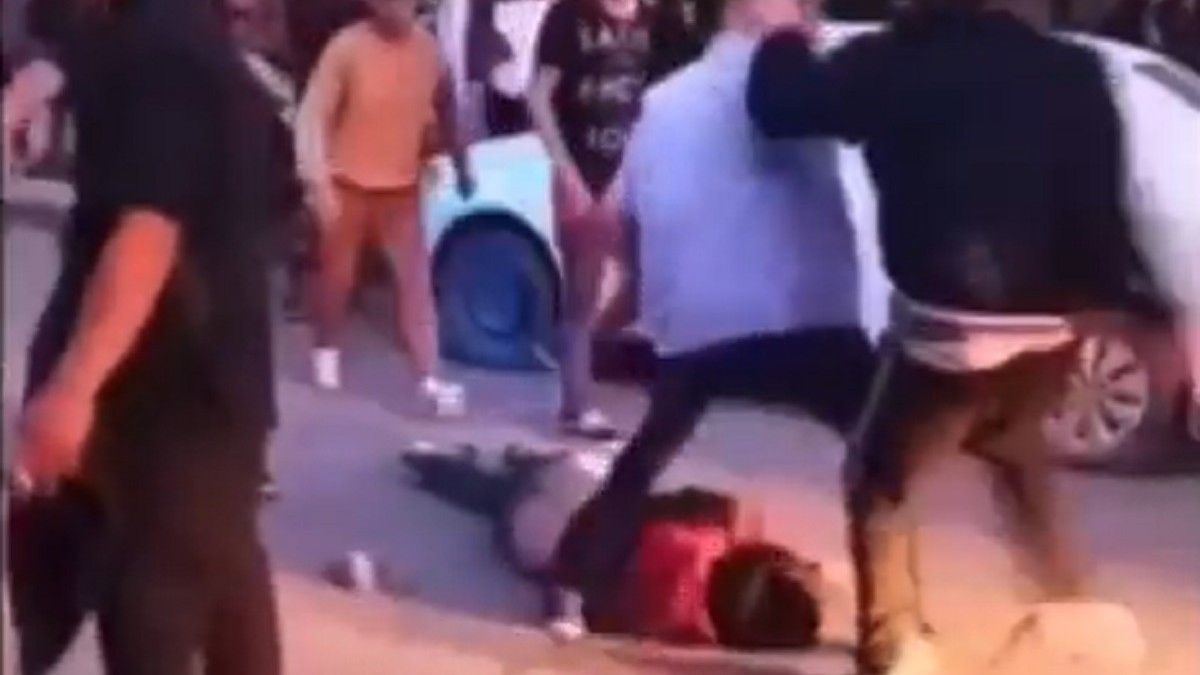 Feroz ataque. El momento en que una patota golpea en la cabeza a un joven.&nbsp;