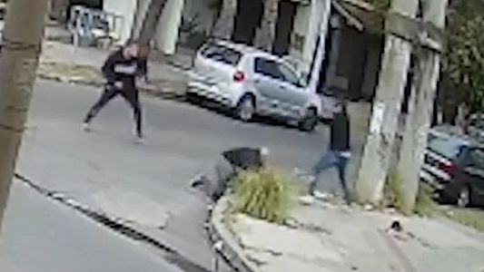 Video | Robo feroz en Castelar: persiguió a los ladrones y derribó a uno, pero terminó con un arma en la cabeza