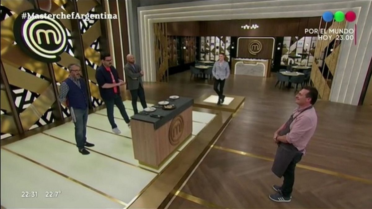 Anoche, Paulo Kablan frente al jurado al recibir la devolución de su plato en MasterChef Celebrity. 
