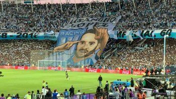 Minuto Lisandro: a los 15 el Cilindro ovacionó a su ídolo y desplegaron dos banderas en su honor