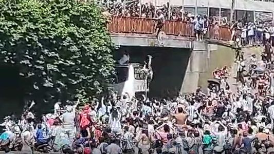 Un video muestra cómo terminó el hincha que se tiró de un puente para ver a la Selección Argentina