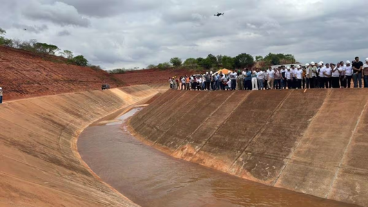 Construyen un río artificial de 145 km por donde pasará uno de los canales más largos: llevará agua a las zonas más secas y cálidas y será el orgullo del país