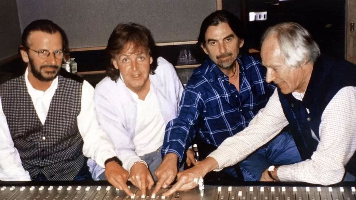 Ringo, Paul y George, con el productor George Martin, en un estudio en 1995. Como a Harrison no le gustaron los arreglos, "Now and Then" nunca se incluy&oacute; en ning&uacute;n &aacute;lbum. (Foto: Gentileza BBC)