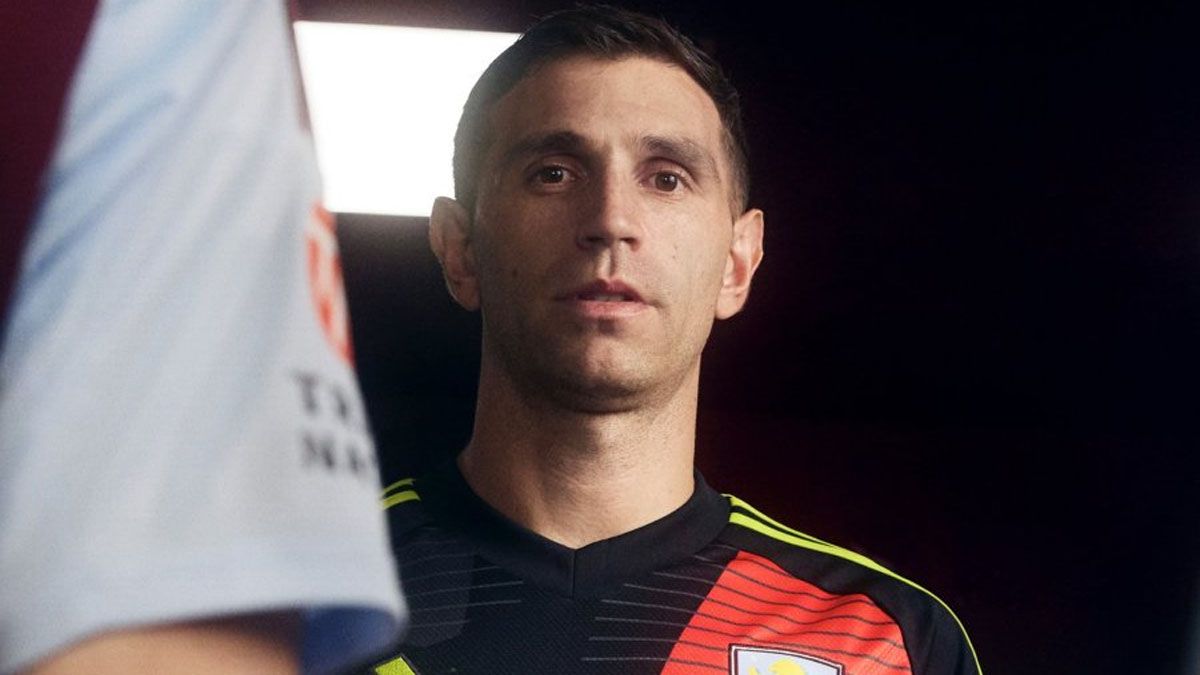 La actuación ESTELAR del Dibu Martínez en la presentación de la nueva camiseta del Aston Villa