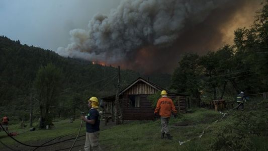 Un incendio forestal azota el complejo Lago Martín cerca de Bariloche