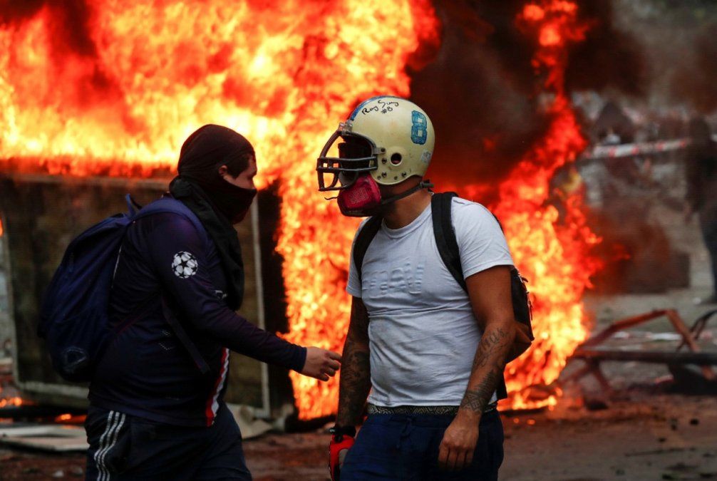 Nueva jornada de protestas en Chile: incendiaron una Universidad y atacaron la Embajada Argentina en Santiago