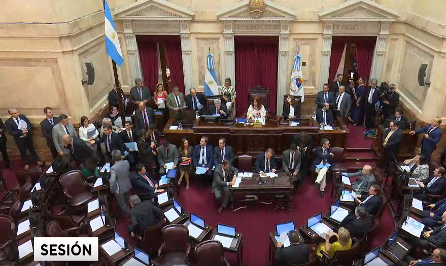 Por ahora, se pueden comprar dólares sin el 30%, pero desde el Gobierno advierten que la Ley de Emergencia se podría promulgar hoy