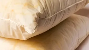 Las almohadas pueden acumular manchas de sudor, grasa de la piel y ácaros con el uso cotidiano, por lo que es importante mantenerlas limpias.