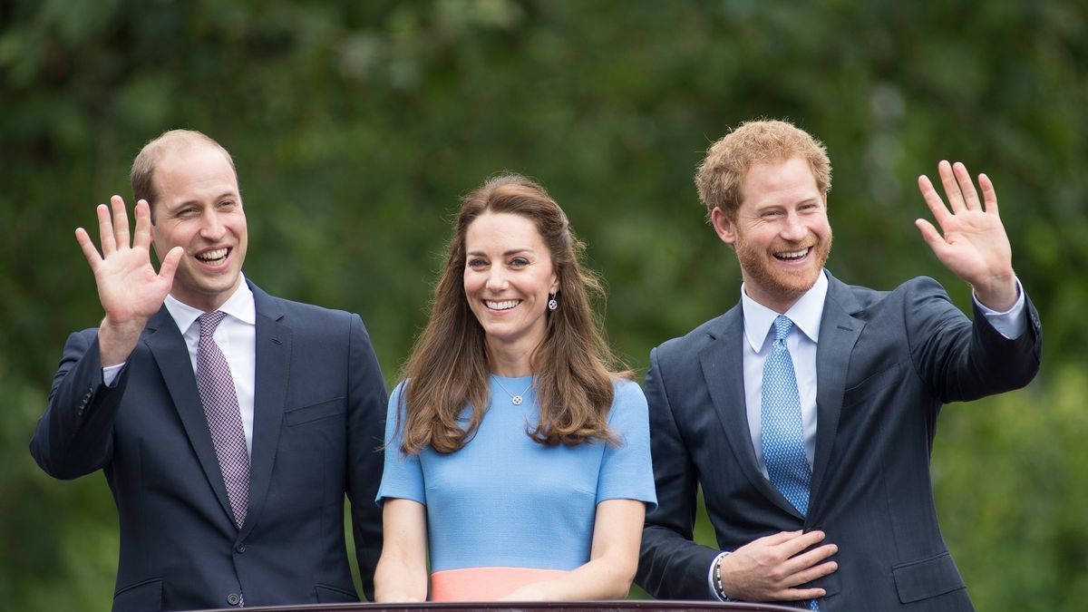William y Harry con Kate en el medio entre risas. Cuando apareció Meghan Markle, un cortocircuito alejó a los dos hermanos. (Foto: Gentileza The mirror)