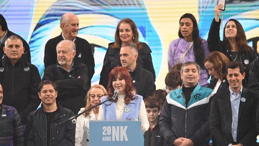 Los nietos de Cristina Kirchner: Néstor Iván y Emilia la acompañaron en el escenario