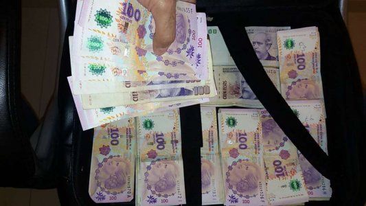 Un periodista encontró casi medio millón de pesos en un maletín y lo devolvió