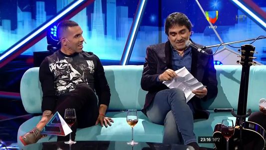 Los Nocheros homenajearon a Tevez y le regalaron una canción