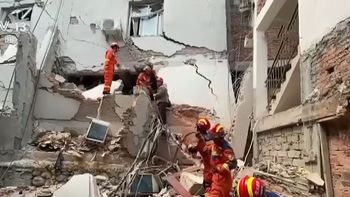 Más de 66 muertos por un terremoto en China: los videos del desesperado rescate de los desaparecidos