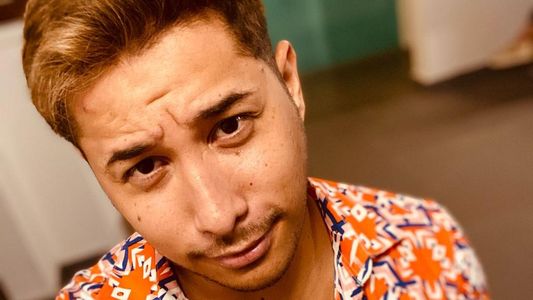 Manni Delvalle reacciona a percance en escalinata