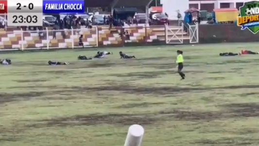 Tragedia en el fútbol: un rayo mató a un jugador e hirió a otros siete en pleno partido