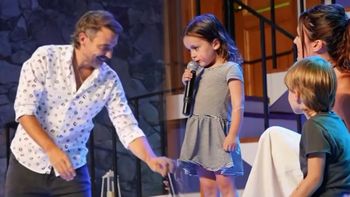 Filipa, la hija menor de Paula Chaves y Pedro Alfonso, cantó por primera vez en el teatro: el video