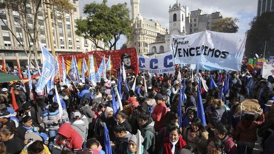 Organizaciones sociales cortaron la avenida 9 de Julio para reclamar el aumento del salario mínimo