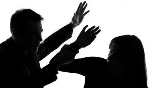 Atacó a golpes a su pareja mientras esta cargaba a su bebé de 11 mesees