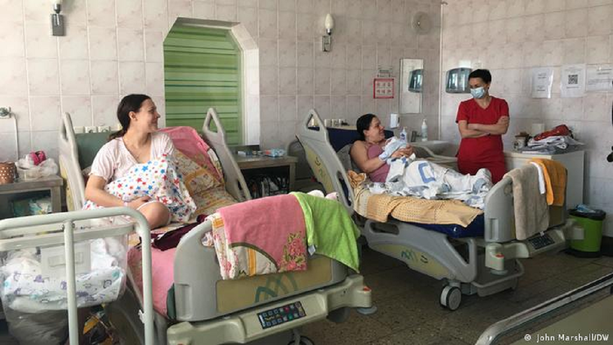 Mientras Ucrania está en guerra contra Rusia los nacimientos siguen su curso. Cuando lees la noticia de que bombardearon una maternidad en Mariúpol no puedes hacer otra cosa que escuchar atentamente cualquier sirena