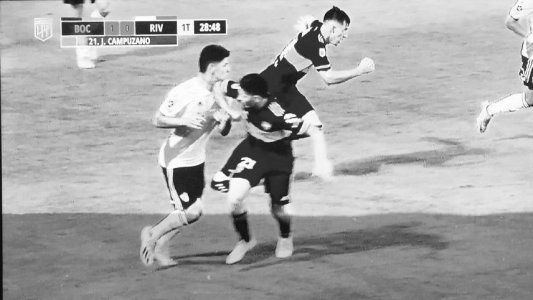 La expulsión que no fue: codazo de Campuzano a la garganta de Carrascal que Rapallini sancionó sólo con amarilla