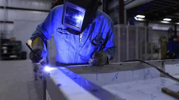 La actividad industrial levantó poco en agosto tras la caída de julio