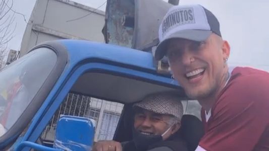 El desopilante video de El Polaco que se volvió viral: cantó con el megáfono de un vendedor ambulante