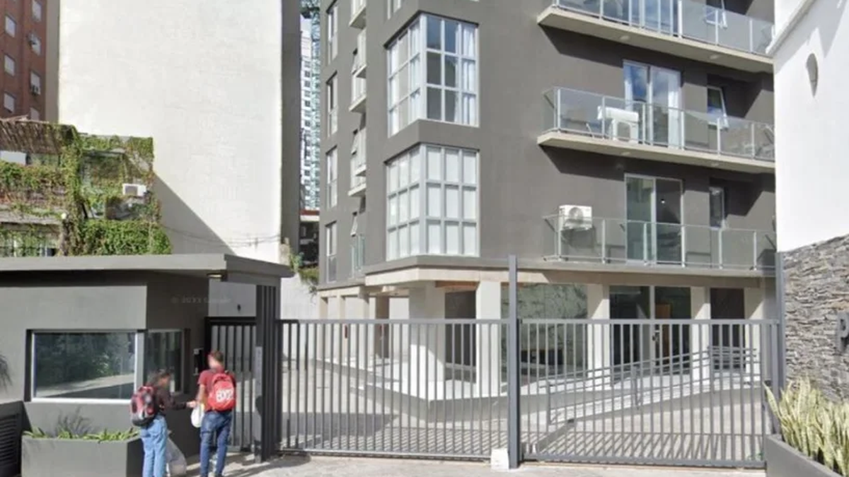 El edificio con múltiples conexiones clandestinas está ubicado en Ravignani 2555