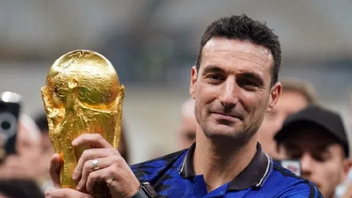 Lionel Scaloni con la Copa del Mundo.