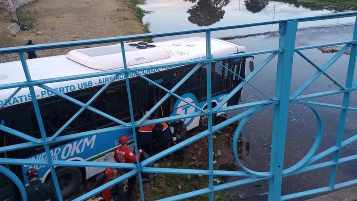 Un colectivo cayó al río tras ser chocado por un auto en Córdoba (Foto: Cadena 3).