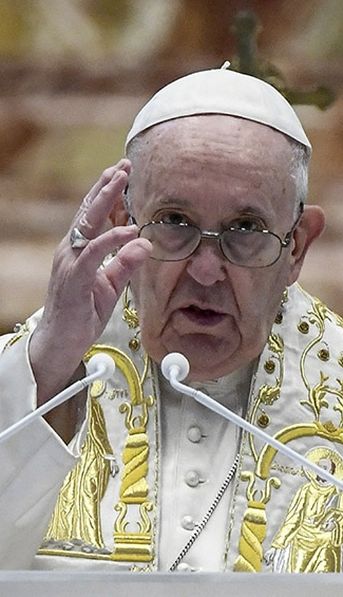 El papa Francisco reforma una ley para castigar abusos contra menores y adultos
